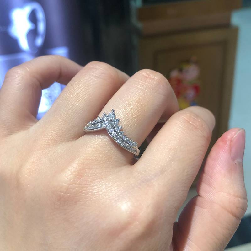 V形排戒S925银镀白金女戒定制选款主石莫桑钻0.63ct/副石高碳钻